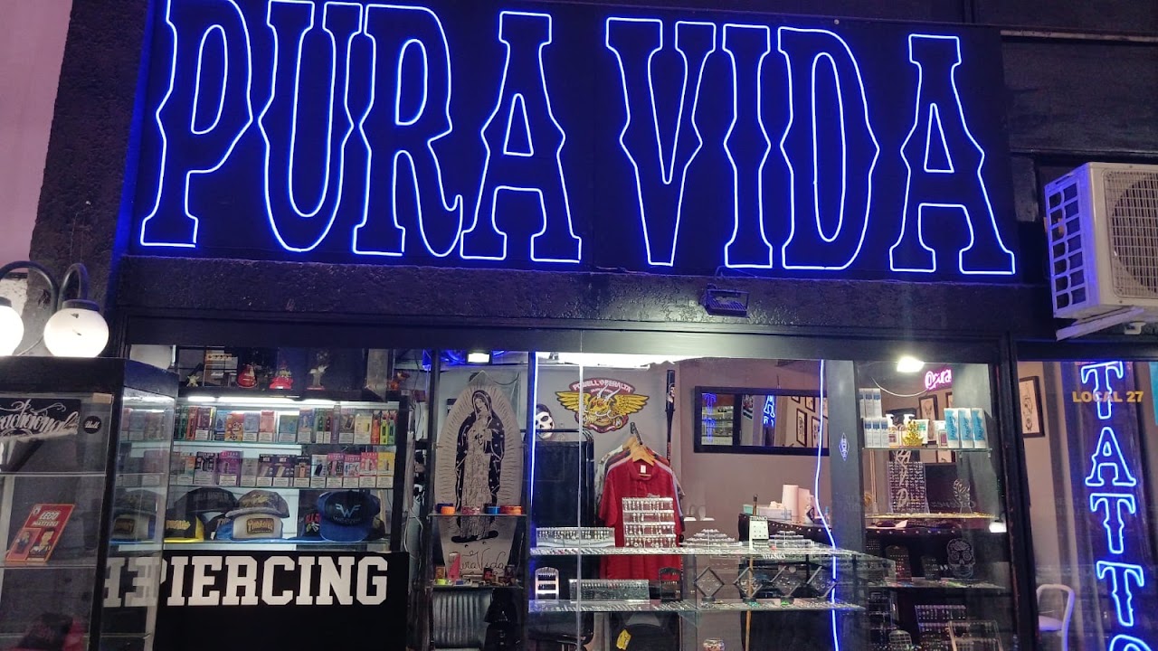 Interior del local Pura Vida con vitrinas de joyería