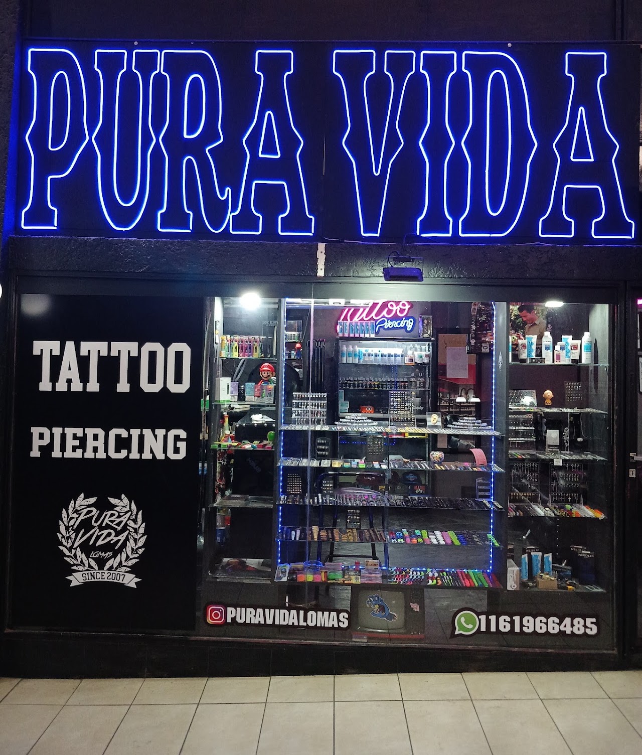 Entrada de Pura Vida con cartel de neón